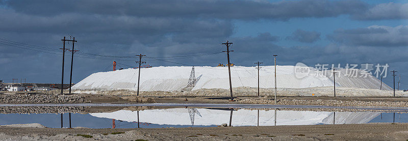 墨西哥下加利福尼亚州南部格雷罗内格罗附近的Ojo de Liebre泻湖的盐厂。Ojo de Liebre泻湖拥有世界上最大的盐厂。